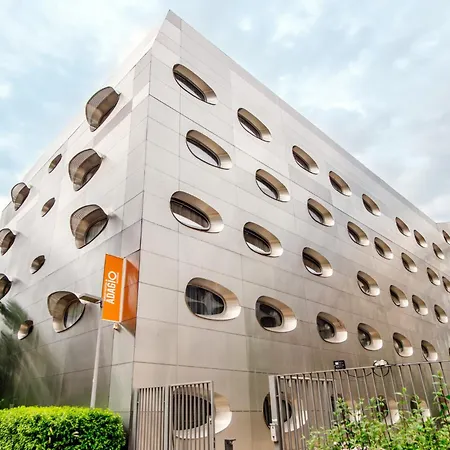 Adagio Access Centre נאנסי