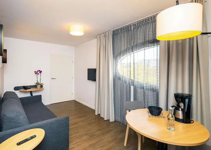 Adagio Access Centre נאנסי