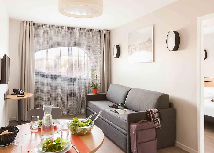 Adagio Access Centre נאנסי