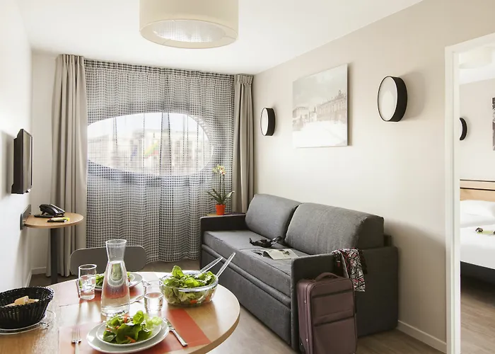 Adagio Access Centre נאנסי